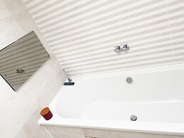 Luxurious Designer Penthouse - Grand Bay Views