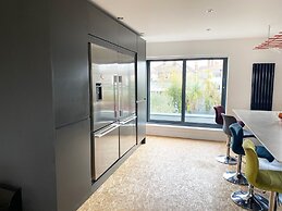 Luxurious Designer Penthouse - Grand Bay Views