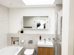 Luxurious Designer Penthouse - Grand Bay Views