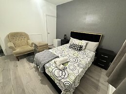 Immaculate 3-bed House Near City in Sheffield