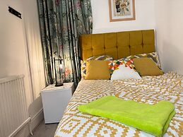 Sheffield - House - Sleeps 5 - Parking - Garden