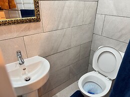 Sheffield - House - Sleeps 5 - Parking - Garden