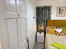 Sheffield - House - Sleeps 5 - Parking - Garden