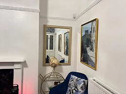 Sheffield - House - Sleeps 5 - Parking - Garden