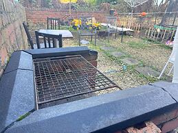 Sheffield - House - Sleeps 5 - Parking - Garden
