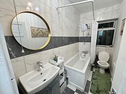 Sheffield - House - Sleeps 5 - Parking - Garden