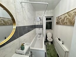 Sheffield - House - Sleeps 5 - Parking - Garden