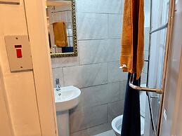 Sheffield - House - Sleeps 5 - Parking - Garden