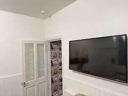 Sheffield - House - Sleeps 5 - Parking - Garden
