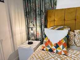 Sheffield - House - Sleeps 5 - Parking - Garden