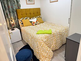Sheffield - House - Sleeps 5 - Parking - Garden