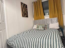 Sheffield - House - Sleeps 5 - Parking - Garden