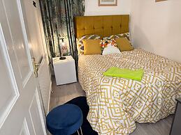 Sheffield - House - Sleeps 5 - Parking - Garden