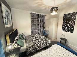 Sheffield - House - Sleeps 5 - Parking - Garden