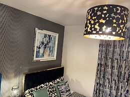 Sheffield - House - Sleeps 5 - Parking - Garden