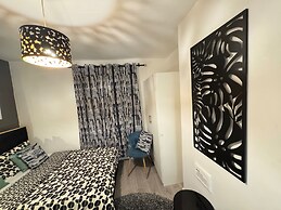 Sheffield - House - Sleeps 5 - Parking - Garden