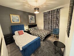 Sheffield - House - Sleeps 5 - Parking - Garden