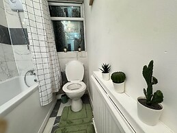 Sheffield - House - Sleeps 5 - Parking - Garden