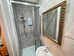 Sheffield - House - Sleeps 5 - Parking - Garden