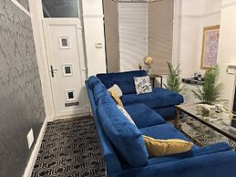 Sheffield - House - Sleeps 5 - Parking - Garden