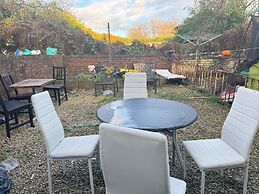 Sheffield - House - Sleeps 5 - Parking - Garden