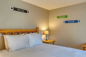 Quail by Avantstay Great Location + Game Room, Hot Tub, & Deck!