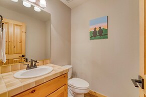 Quail by Avantstay Great Location + Game Room, Hot Tub, & Deck!