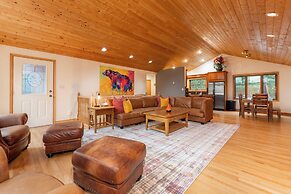 Mountain Chalet 2Min to Jasper Park Gate