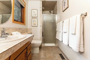 Mountain Chalet 2Min to Jasper Park Gate