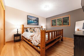 Mountain Chalet 2Min to Jasper Park Gate