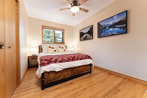 Mountain Chalet 2Min to Jasper Park Gate