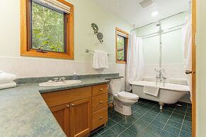 Mountain Chalet 2Min to Jasper Park Gate