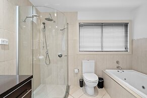 Tranquil Tranmere- City Views- 3 Bedroom