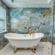 Golden Globe - Luxury on the Canal With Pool spa