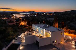 Holly - With Pool - H