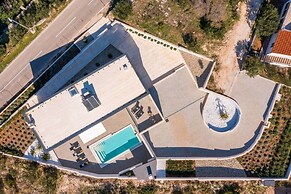 Holly - With Pool - H