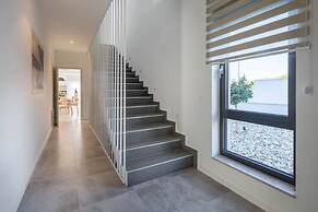 Holly - With Pool - H