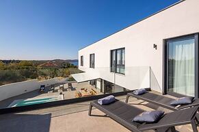 Holly - With Pool - H