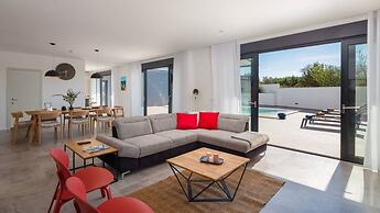 Holly - With Pool - H