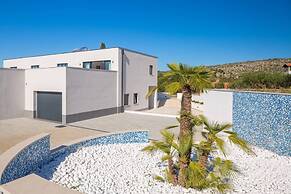 Holly - With Pool - H