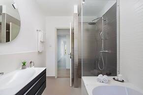 Holly - With Pool - H