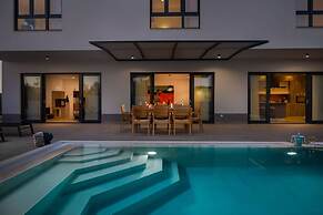 Holly - With Pool - H