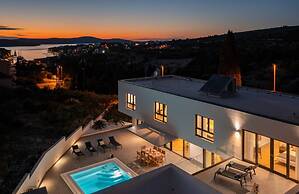 Holly - With Pool - H