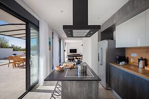 Holly - With Pool - H