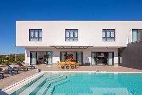 Holly - With Pool - H