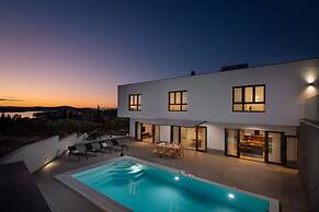 Holly - With Pool - H