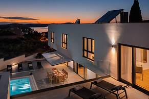 Holly - With Pool - H