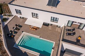 Holly - With Pool - H