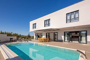 Holly - With Pool - H