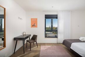 Holly - With Pool - H